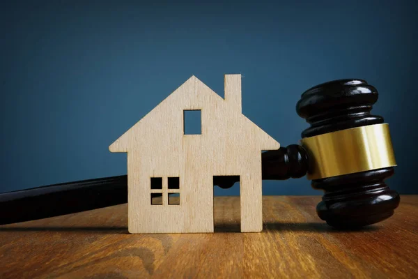 Modell von Haus und Hammer. Immobilienrechtliches Konzept. — Stockfoto