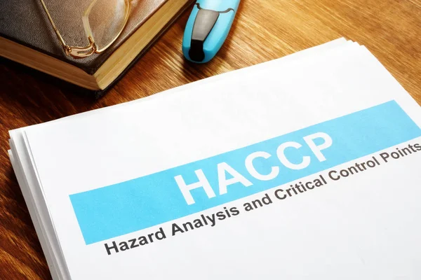 Sestava analýzy rizik HACCP a kritických kontrolních bodů na stole. — Stock fotografie