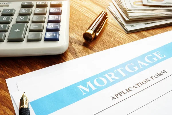 Formulário de aplicação de hipoteca, calculadora e dinheiro . — Fotografia de Stock