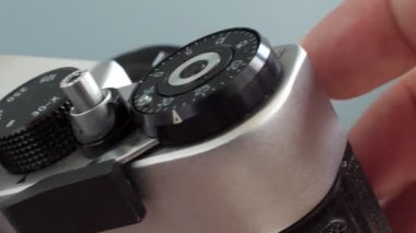 Adam eski analog fotoğraf kamera tutan ve çekim yapıyor. Yakın çekim