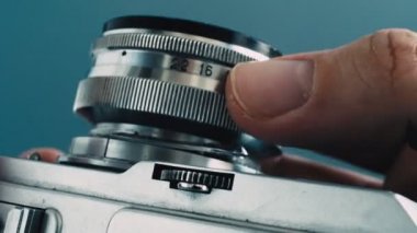 Retro fotoğraf kamerasının yakın çekimi. Metal yüzeyin dokunuşu.