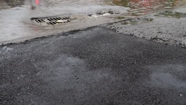 Flusso Acqua Una Strada Pioggia Forte — Video Stock