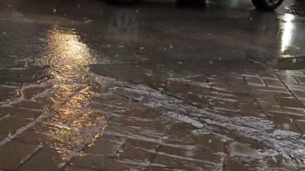 Дождь Уличные Фонари Час Пик Городе — стоковое видео