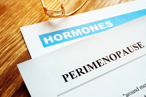Koncepcja perimenopause i menopauzy. Dokumenty dotyczące hormonów. — Zdjęcie stockowe