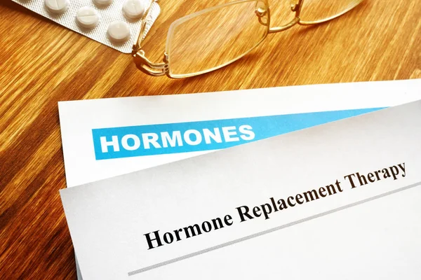 Terapia hormonal sustitutiva TRH. Prescripción en el escritorio . —  Fotos de Stock