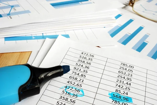 A vállalat pénzügyi auditálása. Grafikonok és marker papírok. — Stock Fotó