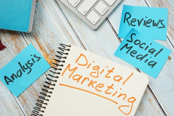 Concepto de marketing digital. Análisis de Tarjetas, redes sociales y reseñas . —  Fotos de Stock