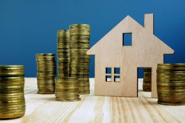 Ahşap ev ve para modeli. Mülk al ya da sat.