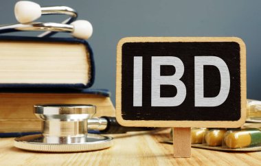 İşaret inflamatuar barsak hastalığı Ibd ve stetoskop ile Kara tahta.