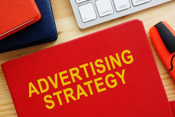 Advertentiestrategie plan op het Bureau. Media marketing concept. — Stockfoto