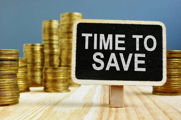 Montón de monedas y firmar tiempo para ahorrar dinero . —  Fotos de Stock