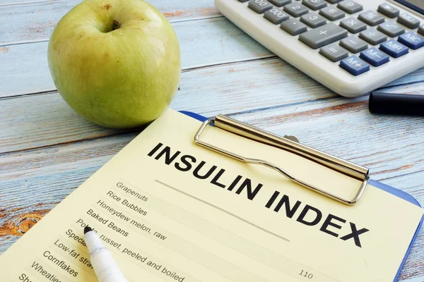 Seznam indexů inzulin se schránkou na dřevě. — Stock fotografie