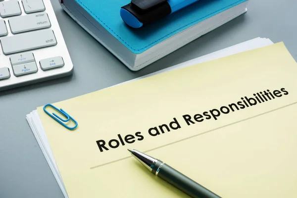 Roles y responsabilidades documentos en la oficina . — Foto de Stock