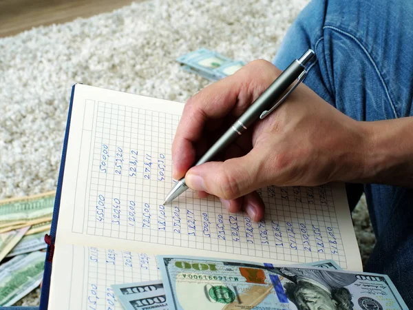 Homem está calculando o orçamento e as despesas domésticas mensais . — Fotografia de Stock