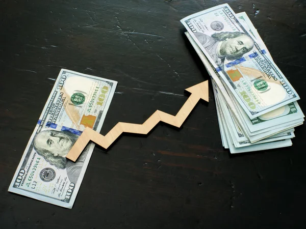 Finance success and investment concept. Stack of money and arrow. — Stock Photo, Image