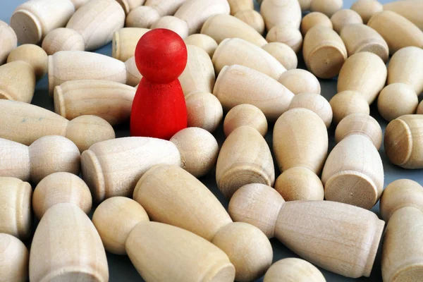 Líder de sucesso no negócio. Estatueta de madeira vermelha. Vantagem competitiva . — Fotografia de Stock