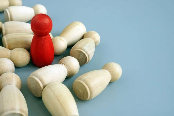 Éxito en el concepto de competencia empresarial. Estatuilla roja y de madera . — Foto de Stock