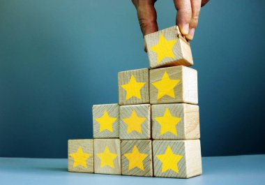 Derecelendirmeyi ve Müşteri hizmetleri değerlendirme konseptini artırın. El yıldız tutar.