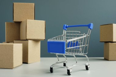 Alışveriş kartı ve karton kutular. Online alışveriş ve teslimat konsepti.