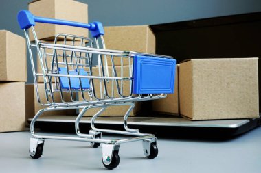 Teslimat hizmeti. Online alışverişten alışveriş kartı ve kutuları.