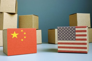 Abd ve Çin arasındaki denge için ticaret savaşı. Karton kutular.