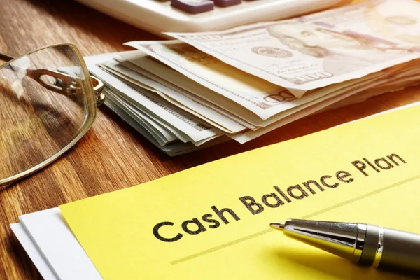 Cash Balance plan en geld met Calculator. — Stockfoto