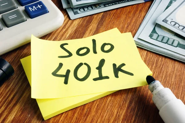 Соло 401k концепція. Шматок паперу і калькулятор . — стокове фото