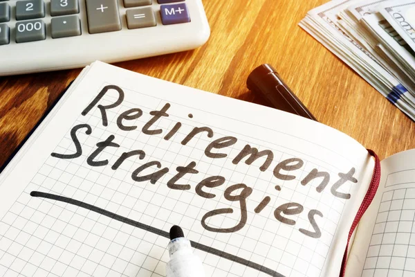 退職戦略と年金計画の概念。ノートブックとペン. — ストック写真