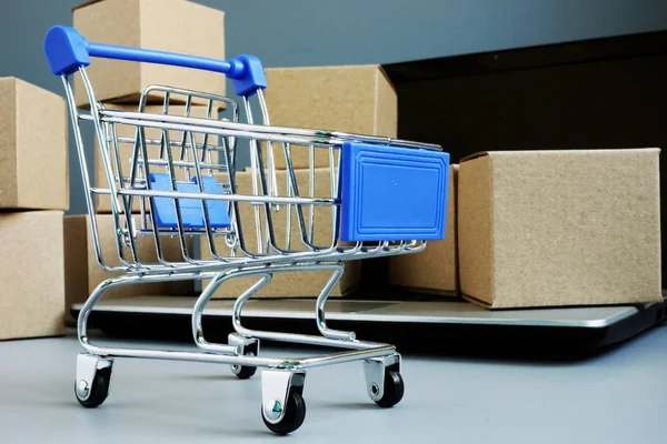 Teslimat hizmeti. Online alışverişten alışveriş kartı ve kutuları.