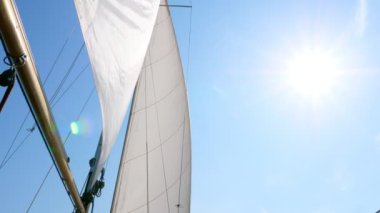 Güneşli bir yaz gününde beyaz yelken açar