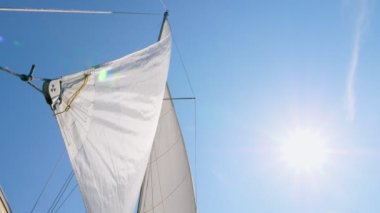 Yattan yelkenlere ve güneşe manzara.