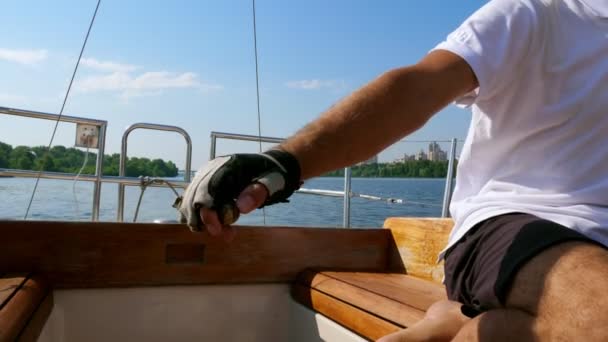 Homem Segura Leme Pequeno Barco Popa — Vídeo de Stock