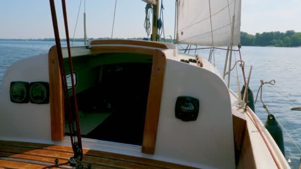 Vue Poupe Yacht Avec Voiles Naviguant Sur Rivière — Video