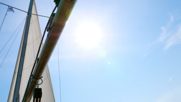 White Sail Old Yacht Blue Sky Sun Highlights Rays — Stock Video