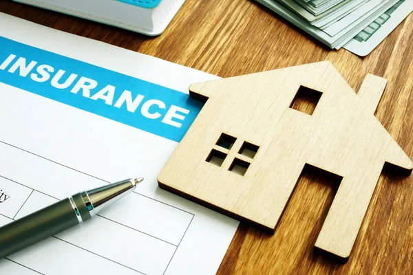 Formulário de seguro de casa para proprietários e modelo de casa . — Fotografia de Stock