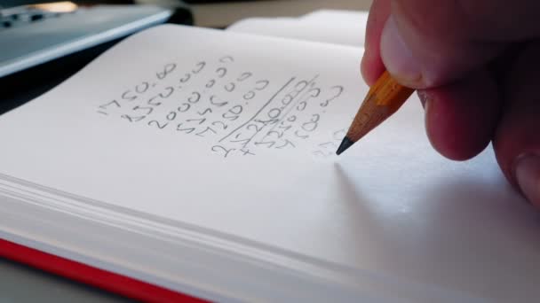 Κοντινό Πλάνο Του Σημειωματάριο Αριθμούς Και Γραφή Χέρι Μολύβι — Αρχείο Βίντεο