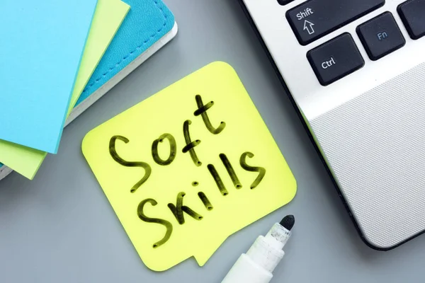 Concetto di soft skills. Bastoncini per appunti e laptop . — Foto Stock