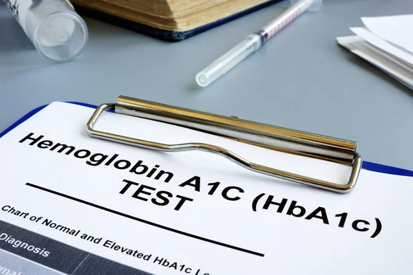 Форма теста гемоглобина A1C HbA1c на столе . — стоковое фото