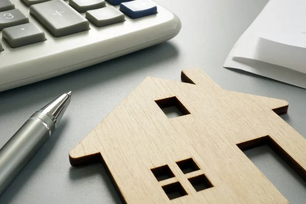 Property worth concept. Wooden model and calculator. — Stock Photo, Image