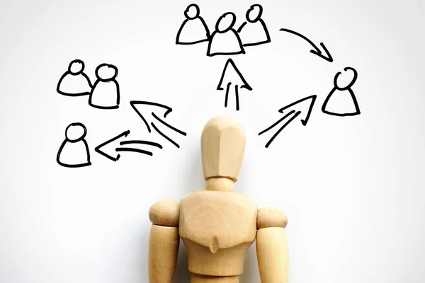 Delegerings konceptet. Trä figurin och system för delegering. — Stockfoto