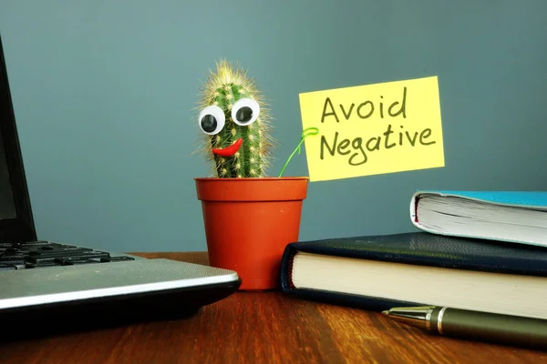 Evite negativo. Um cacto sorridente na secretária. Pensamento positivo . — Fotografia de Stock