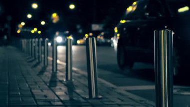 Gece şehir sokak ve defocused trafik.