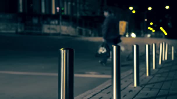 Night Street Pedestrians Cross Road — Stock Video