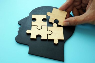 Problem çözme kavramı. El kafa şekli üzerinde bulmaca parçası koyar.