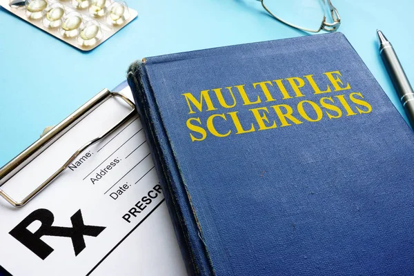 Sclerosi multipla MS libro e prescrizione e penna . — Foto Stock