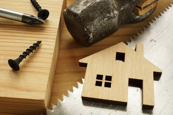Bouw van huis en renovatie concept. Hand zaag, hamer en schroevendraaier. — Stockfoto