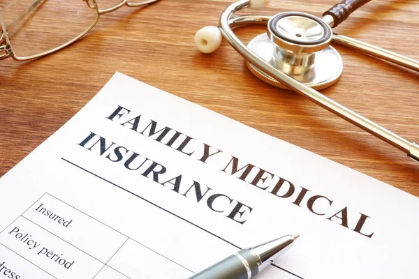 Familj sjukförsäkring ansökan och stetoskop. — Stockfoto
