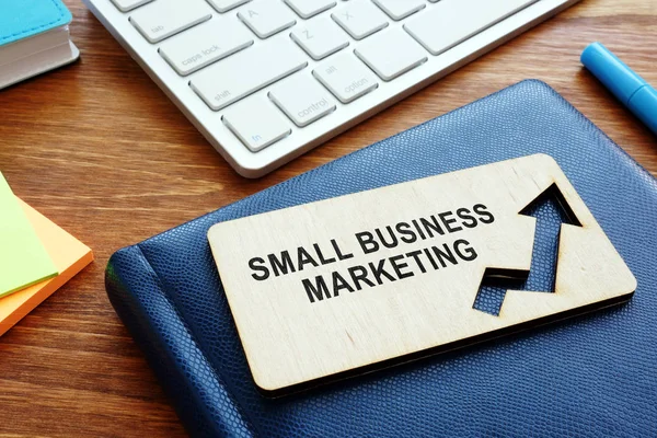 Bord met Sign Small Business Marketing en Kladblok. — Stockfoto