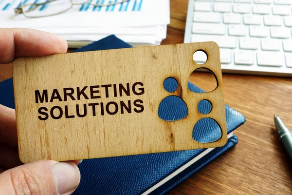 Placa de mano con signo de soluciones de marketing . — Foto de Stock