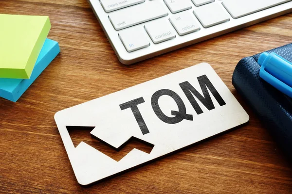 Total Quality Management TQM concept.Report em uma mesa . — Fotografia de Stock